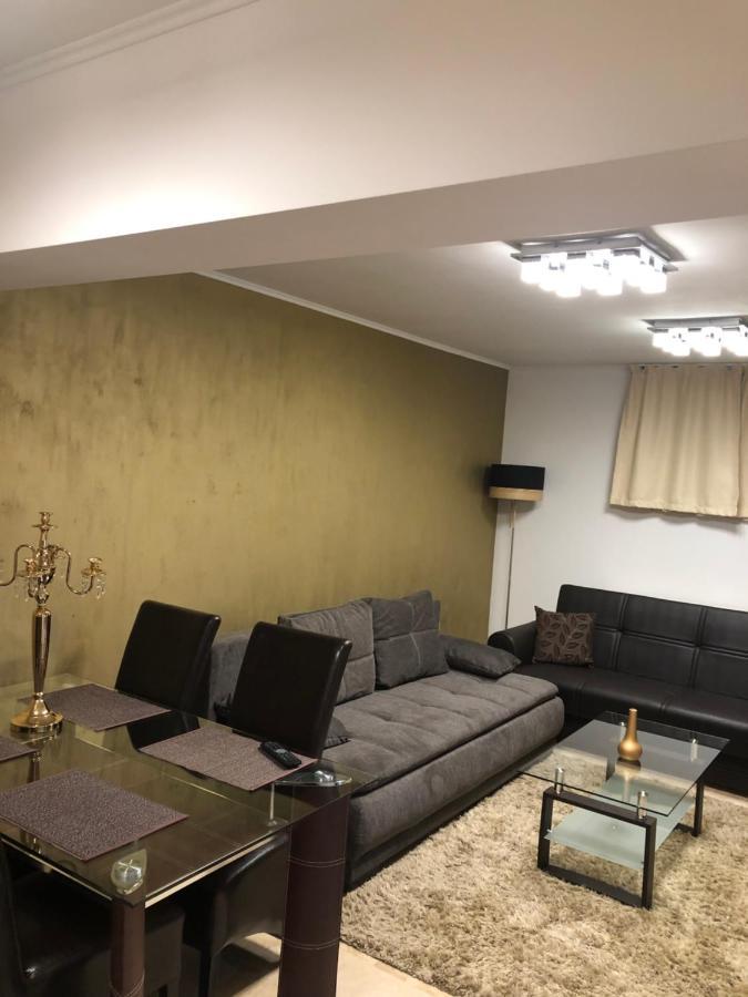 ポイアナ・ブラショフApartament Nicolleアパートメント エクステリア 写真